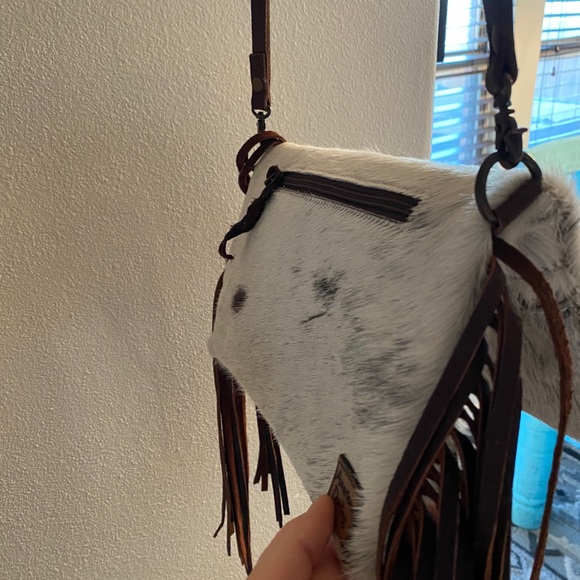 SOLD‼️Cowhide hair on hide tooled leather & fringe bag - Picture 6 of 7
